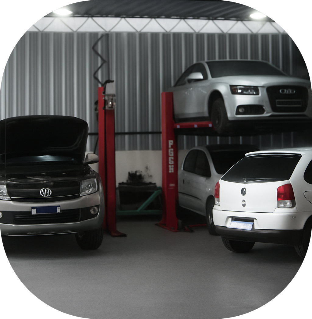 Oficina SF Motors com carros em manutenção – São Francisco do Sul